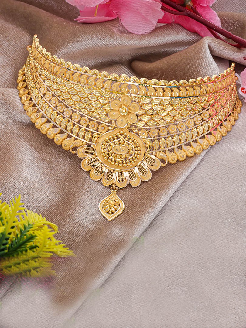 A Classic Choker for Every Celebration