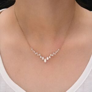 Everyday Elegance in 18K Gold with Diamond
